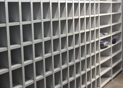 Металлические стеллажи с ячейками разного размера