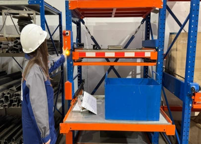 Стеллаж для металлических ящиков с электроприводом полок